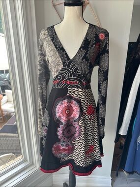Desigual Black Long Sleeve Mixed-Print V-Neck Dress with Red Accents Size Large